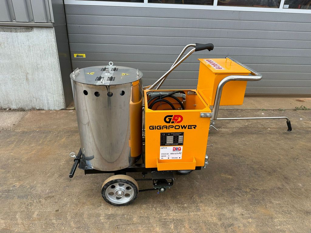 Giga power 860 Road Marking Machine