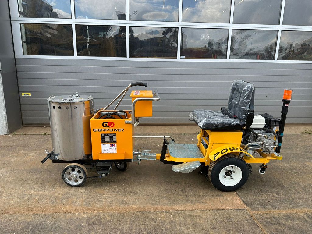Giga power 860 Road Marking Machine