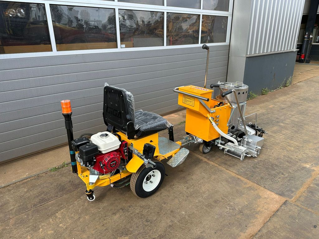 Giga power 860 Road Marking Machine