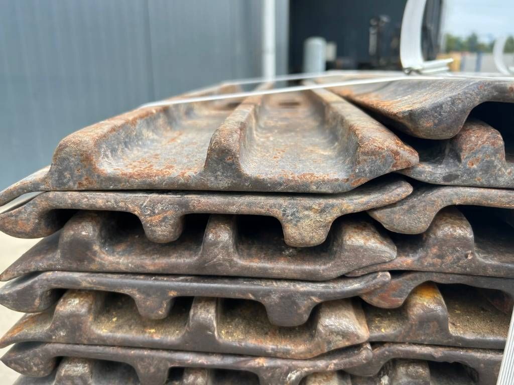 CAT 320D / 320E / 323D / 323E 700mm shoes - 30%