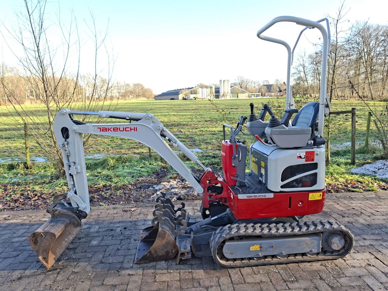 Takeuchi TB210R | bj2022 | 805uur | 3 bakken