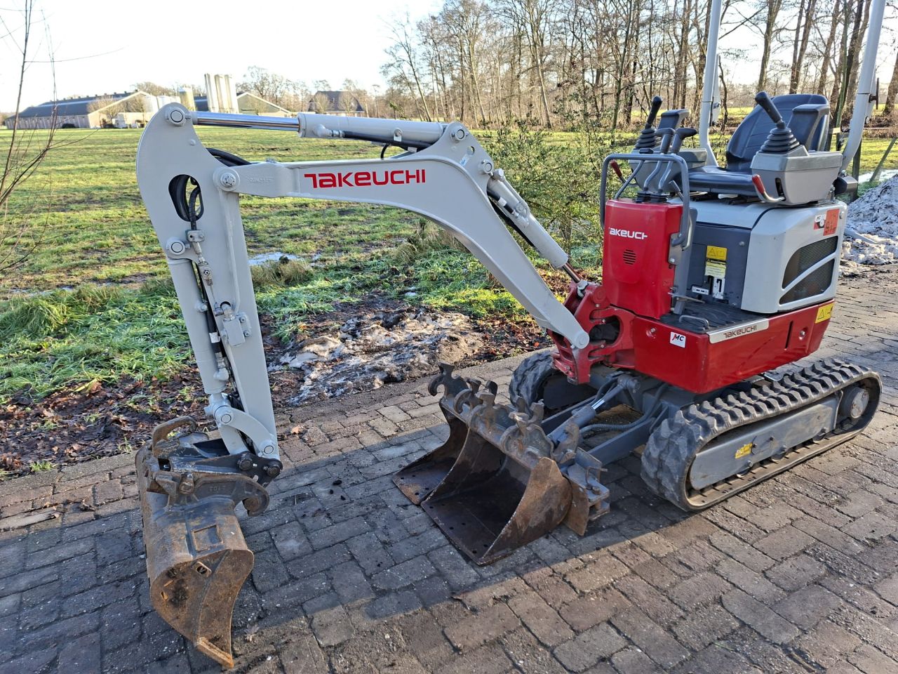 Takeuchi TB210R | bj2022 | 805uur | 3 bakken