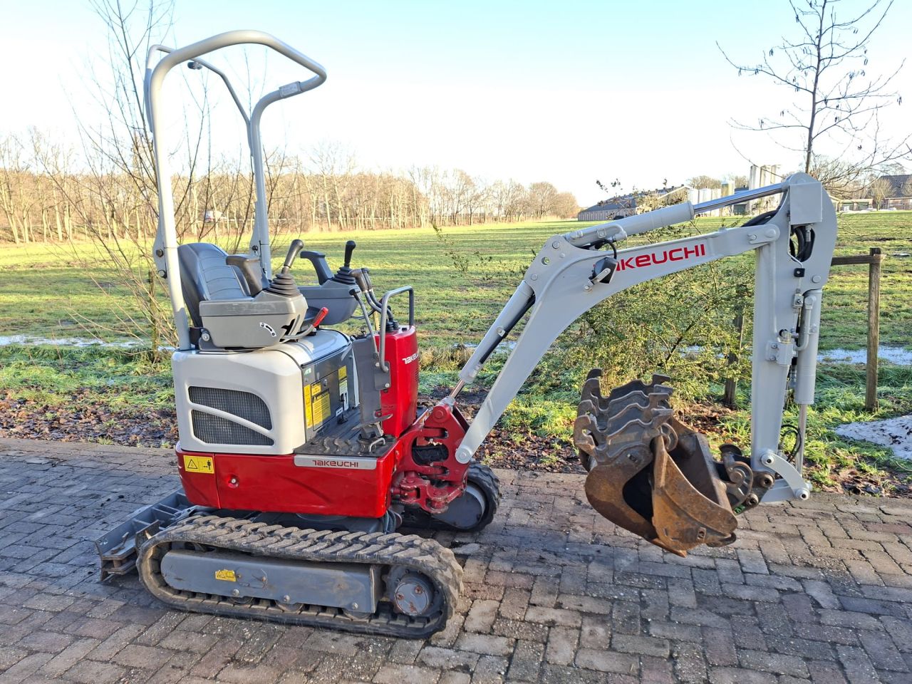 Takeuchi TB210R | bj2022 | 805uur | 3 bakken