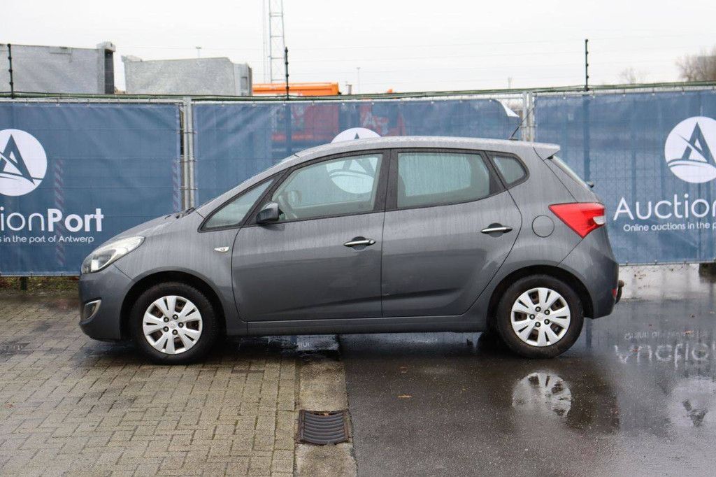 Passenger car Hyundai ix20 blue drive Petrol 90 hp 2011 (Margin)