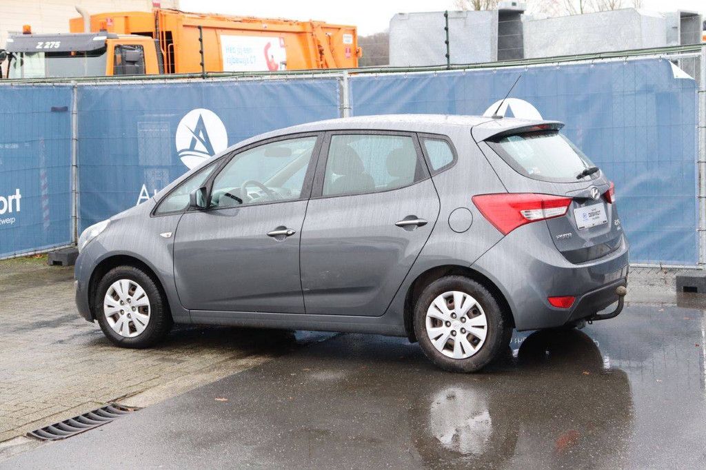 Passenger car Hyundai ix20 blue drive Petrol 90 hp 2011 (Margin)