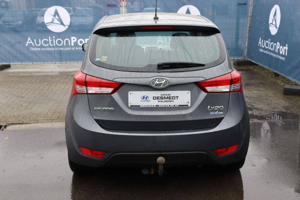 Passenger car Hyundai ix20 blue drive Petrol 90 hp 2011 (Margin)