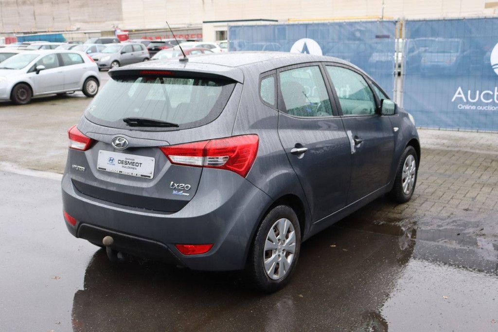 Passenger car Hyundai ix20 blue drive Petrol 90 hp 2011 (Margin)