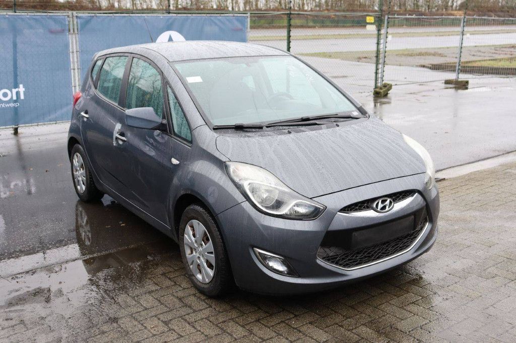 Passenger car Hyundai ix20 blue drive Petrol 90 hp 2011 (Margin)