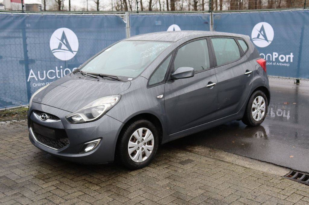 Passenger car Hyundai ix20 blue drive Petrol 90 hp 2011 (Margin)