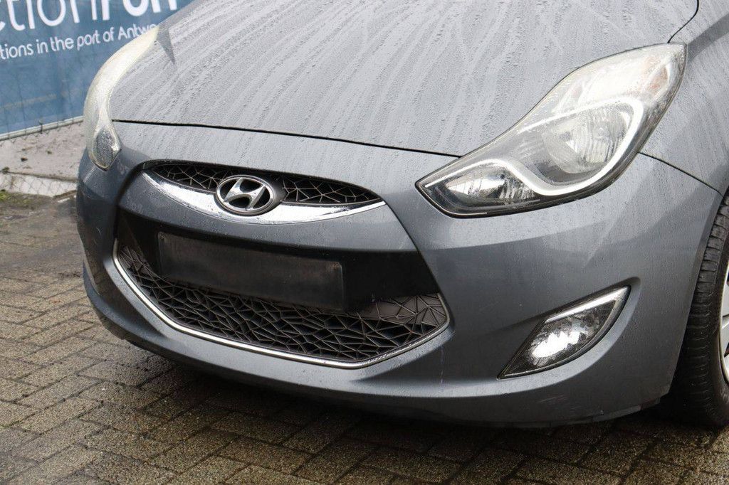 Passenger car Hyundai ix20 blue drive Petrol 90 hp 2011 (Margin)