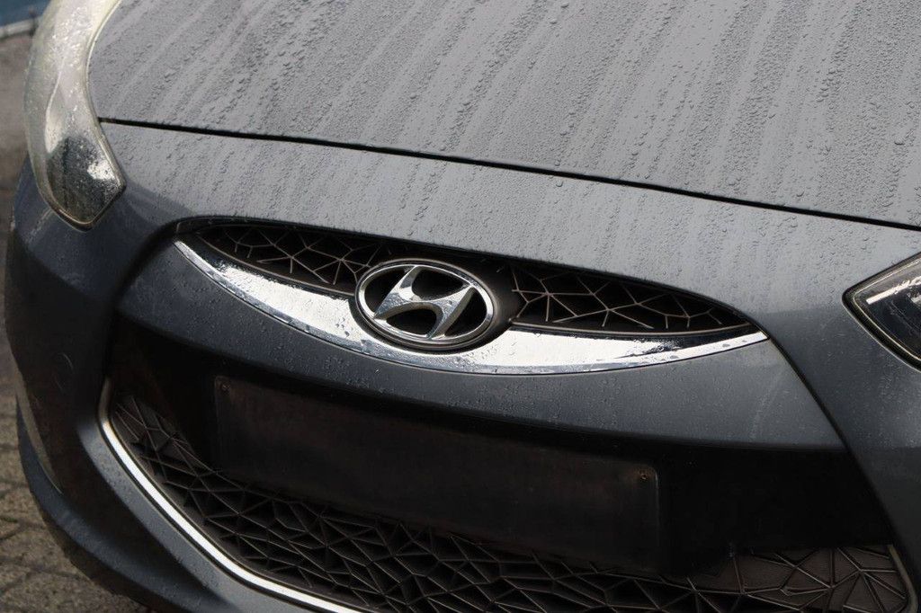 Passenger car Hyundai ix20 blue drive Petrol 90 hp 2011 (Margin)