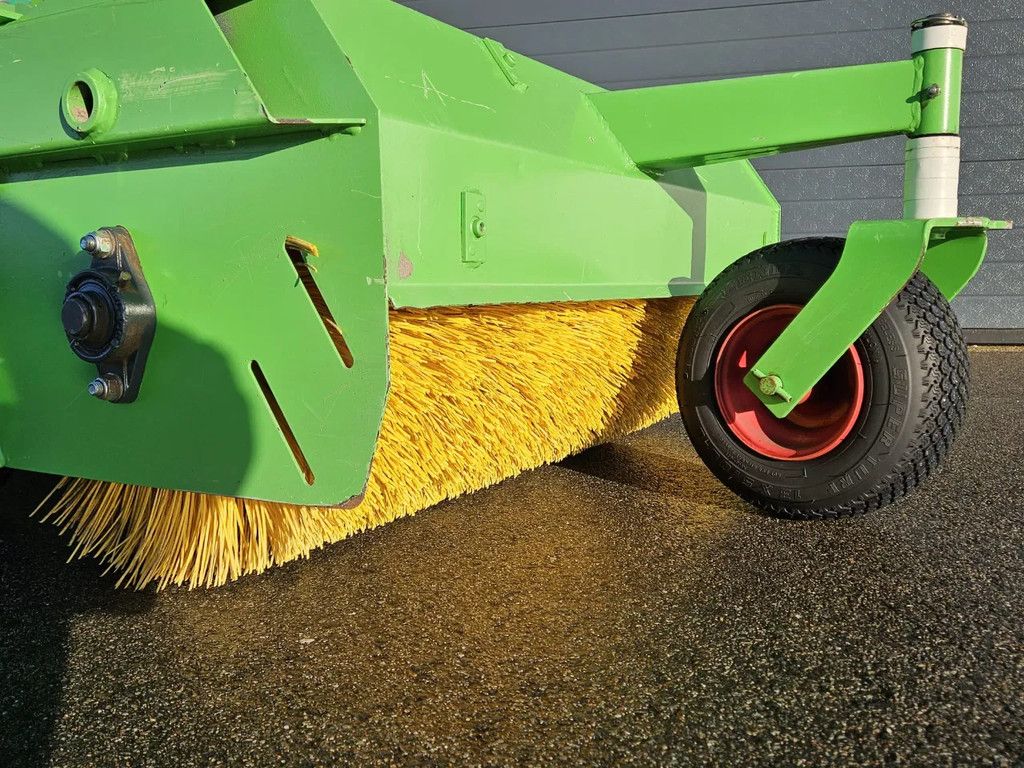 Avant Borstel met opvangbak 1050