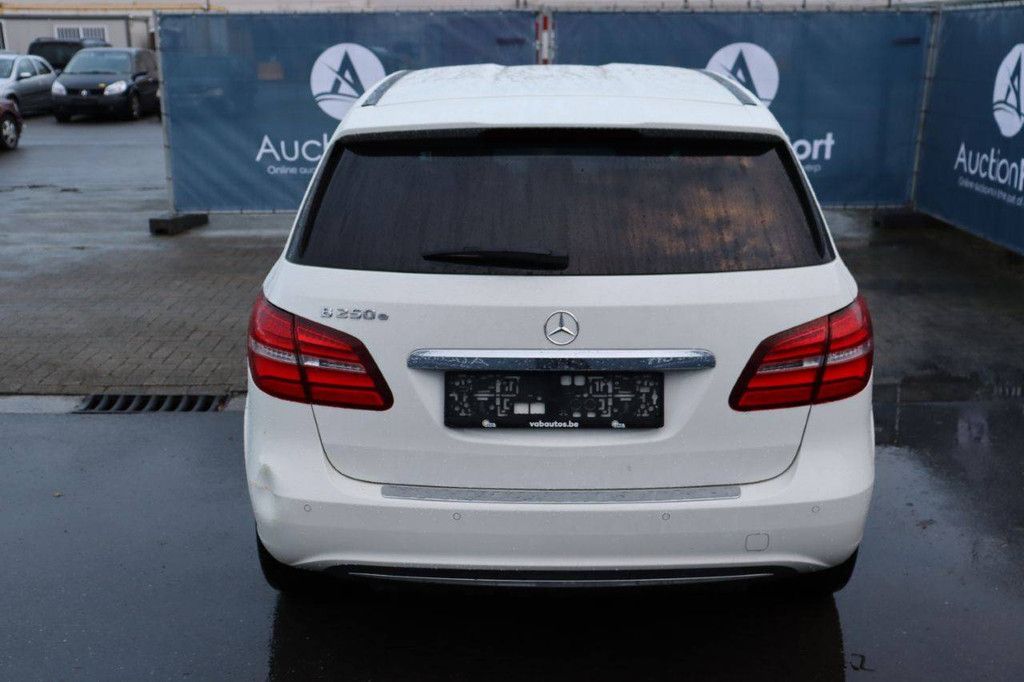 Mercedes-Benz B250e Electric 180hp 2016 Passenger Car (Margin)