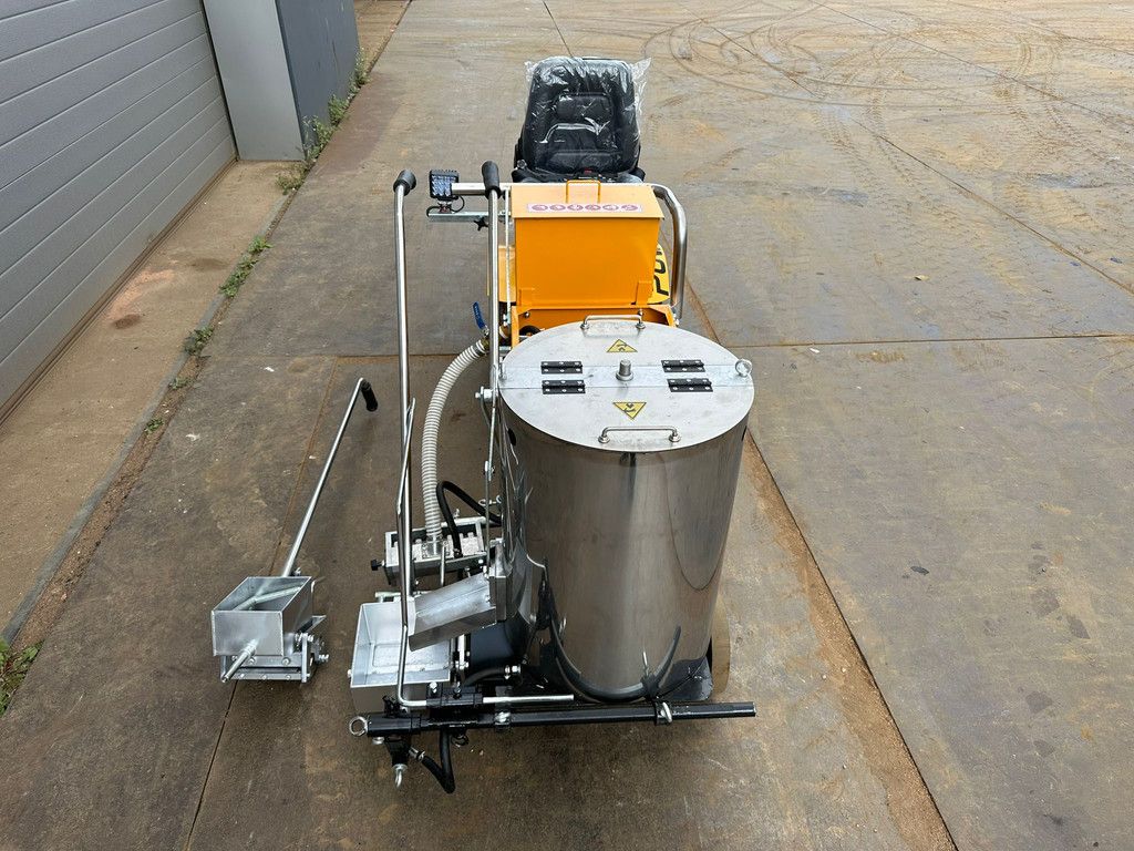 Giga power 860 Road Marking Machine