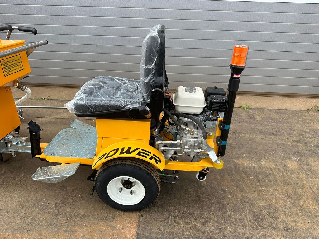 Giga power 860 Road Marking Machine