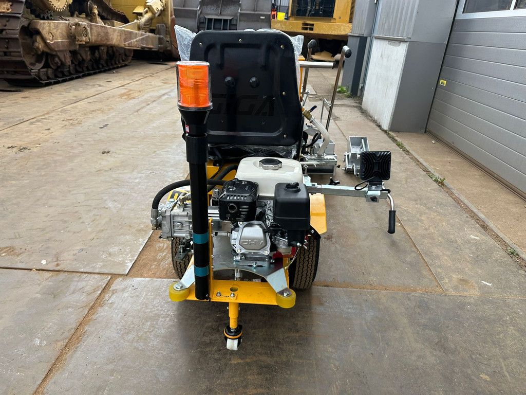 Giga power 860 Road Marking Machine