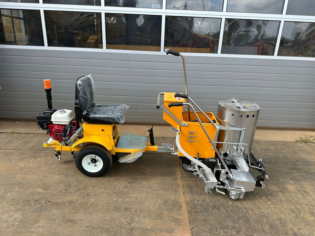 Giga power 860 Road Marking Machine