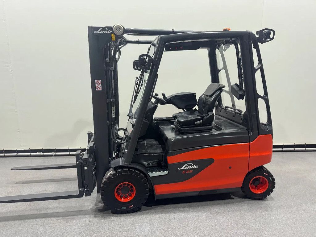 Linde 387 E 25 L-01. Inclusief nieuwe accu
