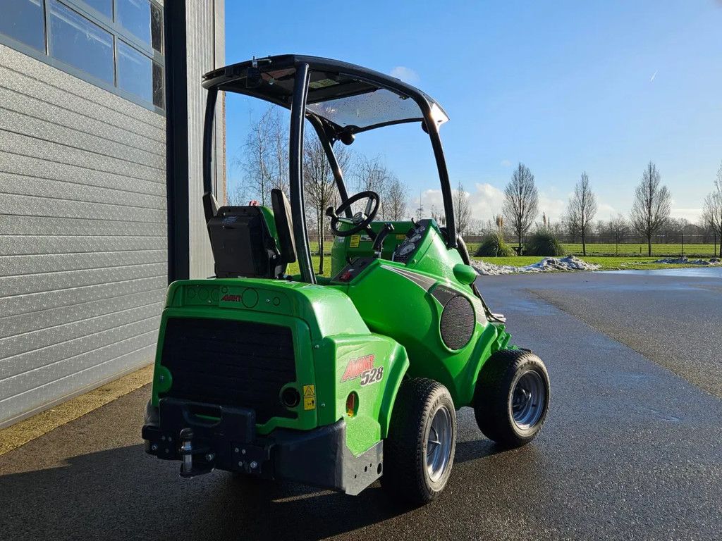Avant 528 mini-shovel