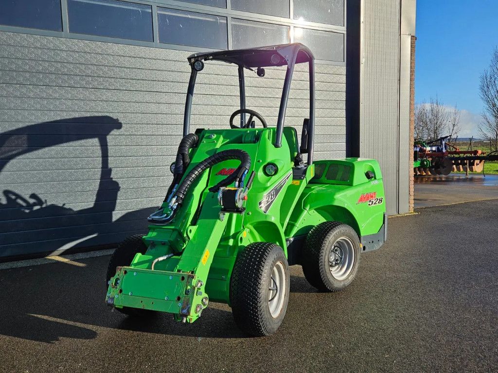 Avant 528 mini-shovel