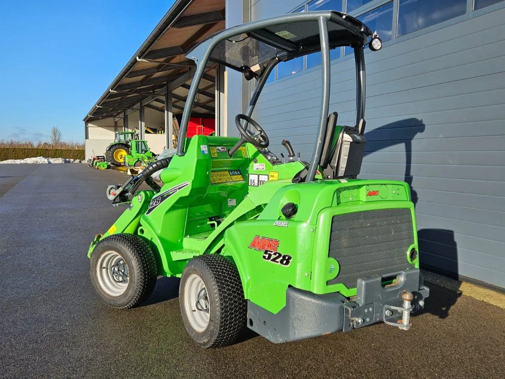 Avant 528 mini-shovel