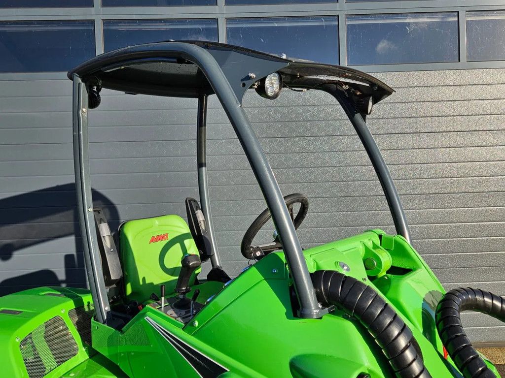 Avant 528 mini-shovel