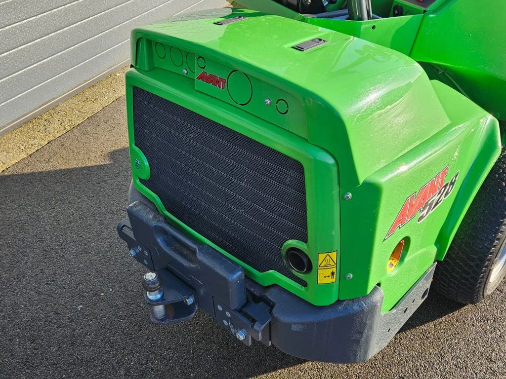 Avant 528 mini-shovel