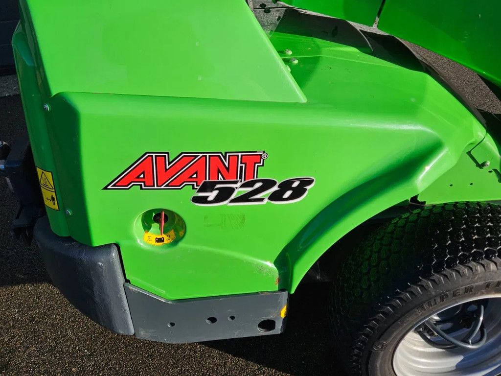 Avant 528 mini-shovel