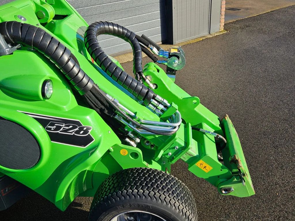 Avant 528 mini-shovel