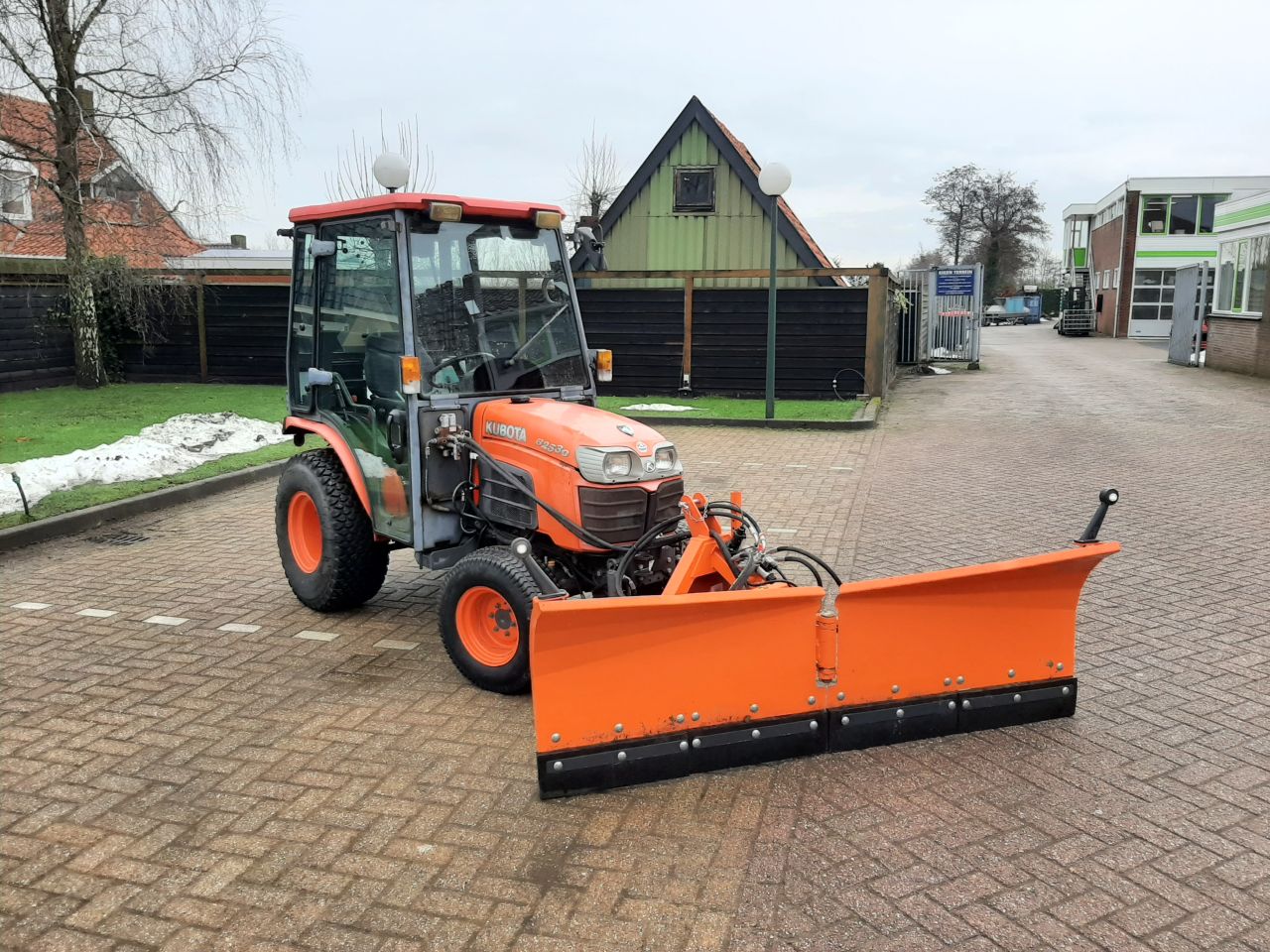 Kubota B2530 trekker met cabine + sneeuwschuif