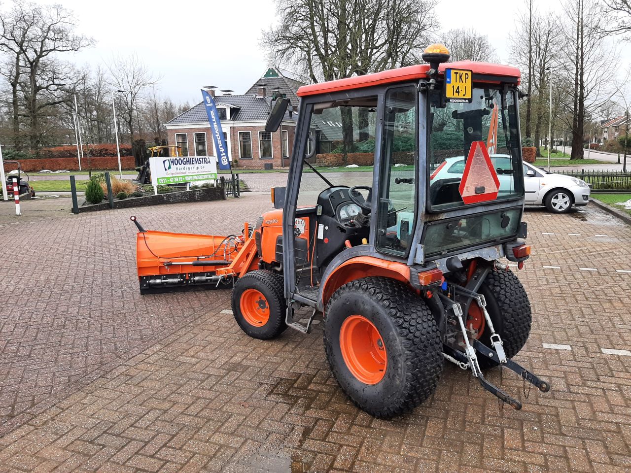 Kubota B2530 trekker met cabine + sneeuwschuif