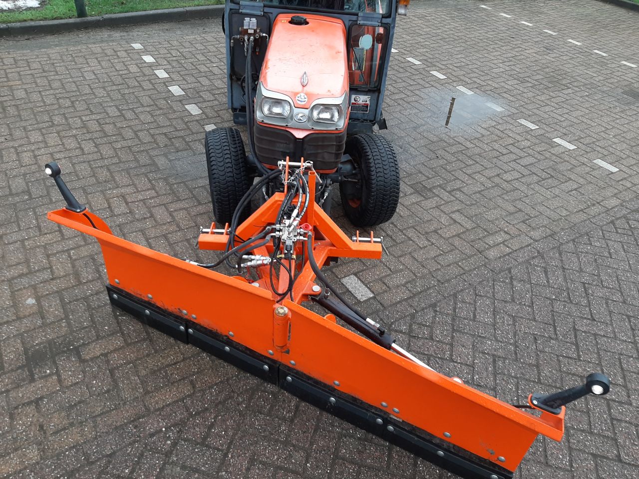 Kubota B2530 trekker met cabine + sneeuwschuif