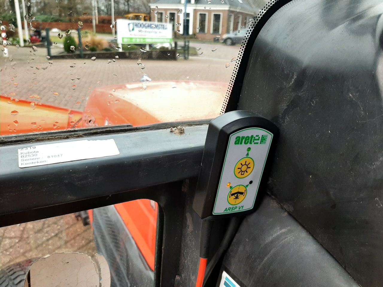 Kubota B2530 trekker met cabine + sneeuwschuif
