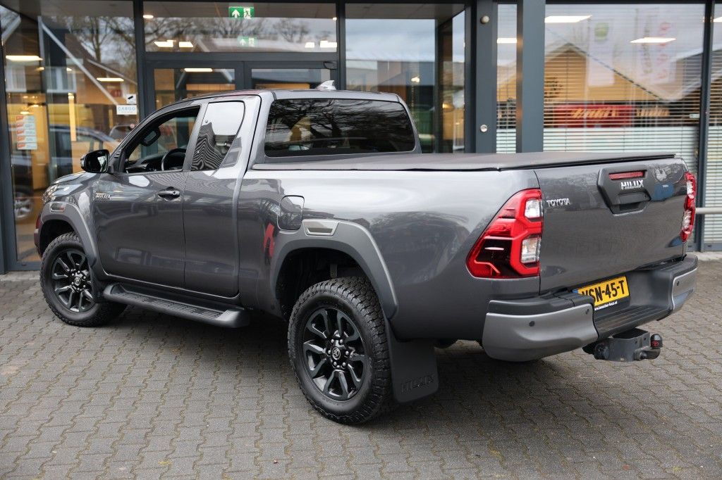 Toyota Hilux 2.8 D-4D X-TRA CAB INVINCIBLE A/T 4WD VAN