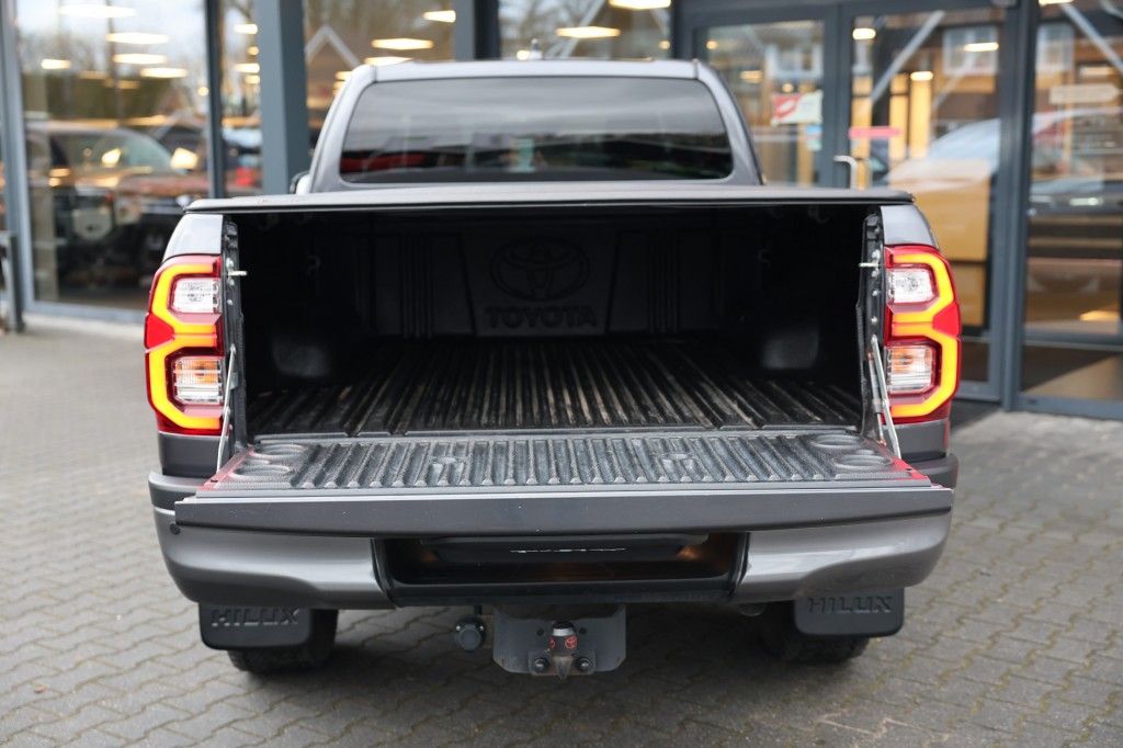 Toyota Hilux 2.8 D-4D X-TRA CAB INVINCIBLE A/T 4WD VAN