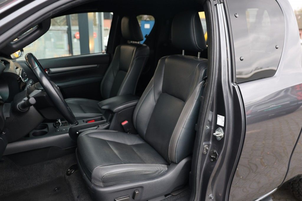 Toyota Hilux 2.8 D-4D X-TRA CAB INVINCIBLE A/T 4WD VAN