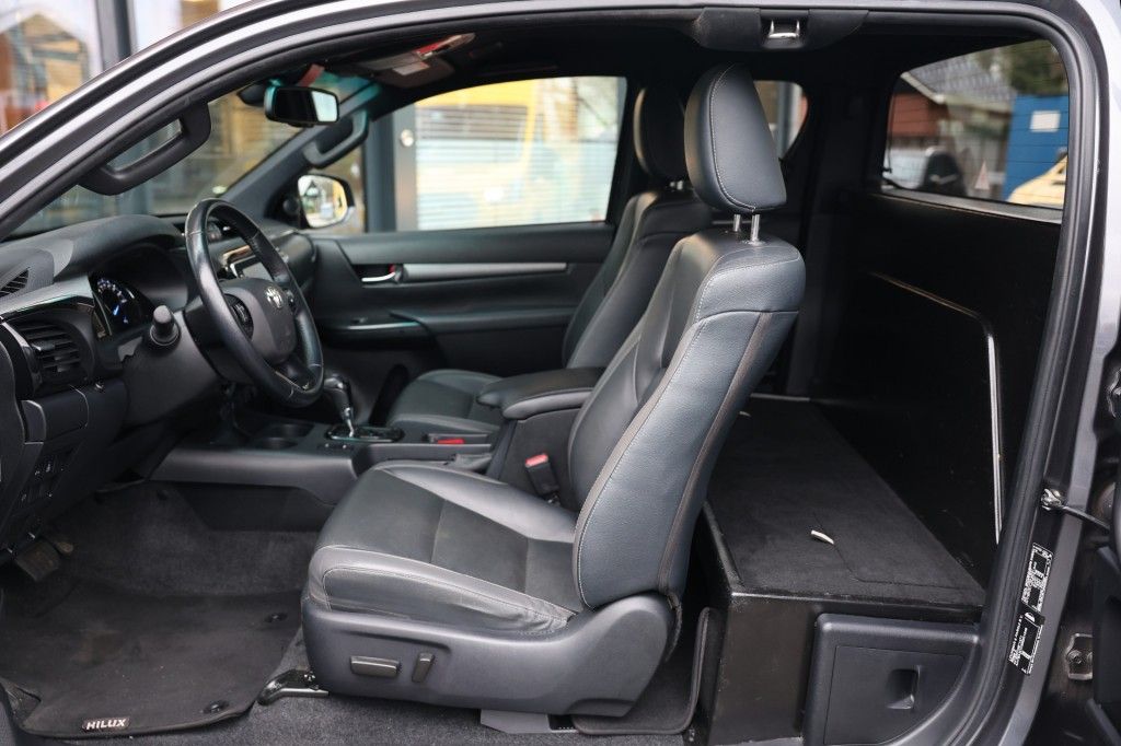 Toyota Hilux 2.8 D-4D X-TRA CAB INVINCIBLE A/T 4WD VAN