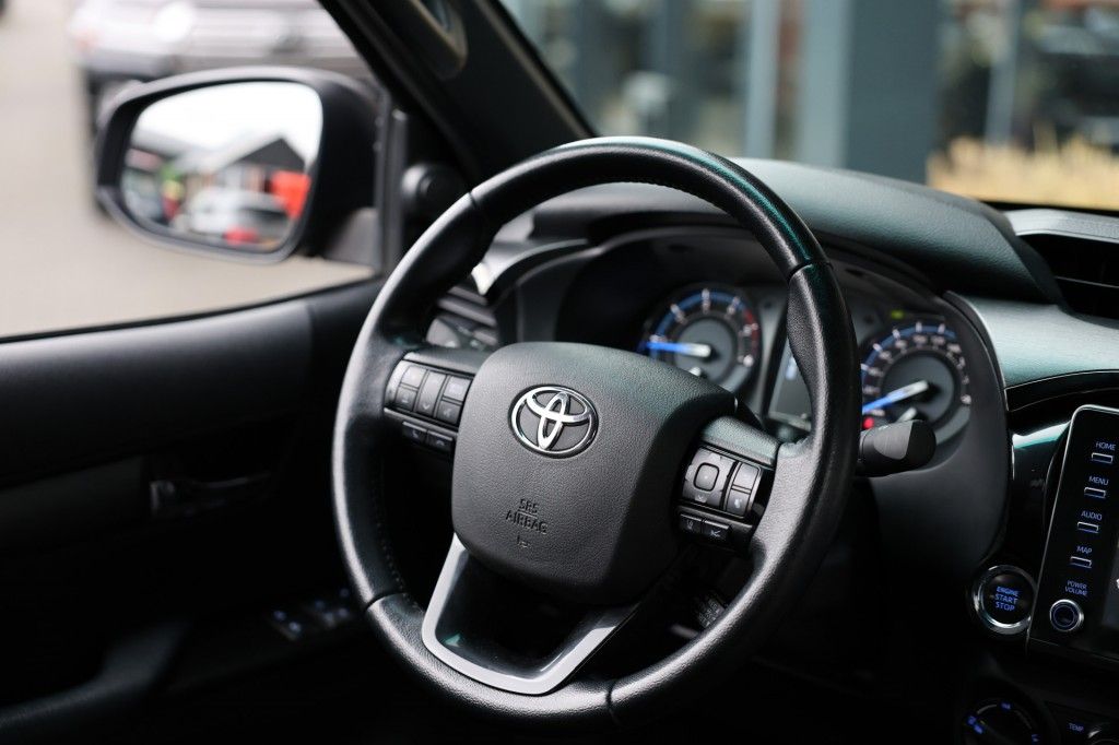 Toyota Hilux 2.8 D-4D X-TRA CAB INVINCIBLE A/T 4WD VAN