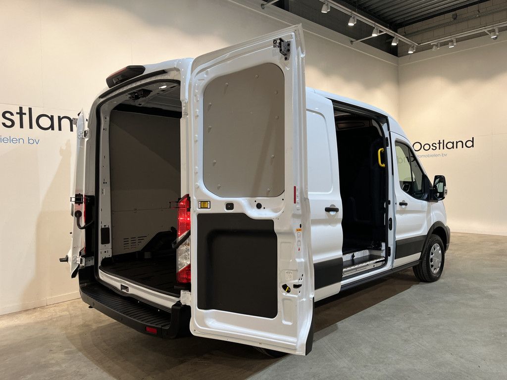 Ford E-Transit 350 L2H2 Trend 68 kWh / 100% Elektrisch !! / Airco / Cruise Control / CarPlay / Camera / Navigatie / 3-Zits / 5.100 KM !!