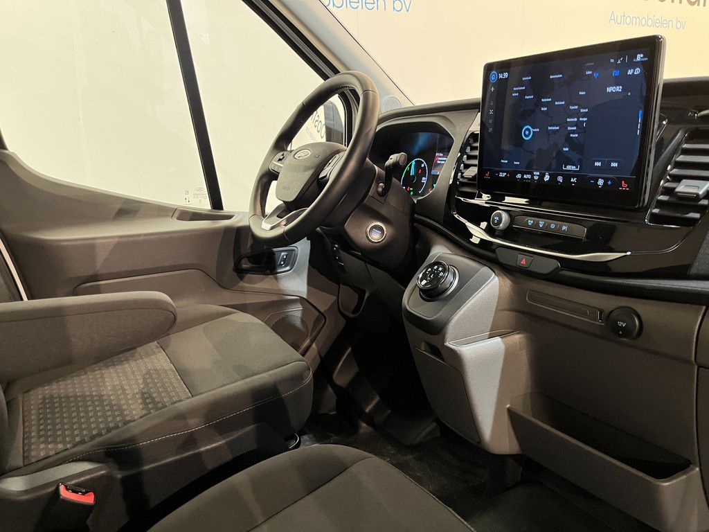 Ford E-Transit 350 L2H2 Trend 68 kWh / 100% Elektrisch !! / Airco / Cruise Control / CarPlay / Camera / Navigatie / 3-Zits / 5.100 KM !!
