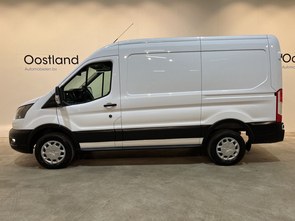 Ford E-Transit 350 L2H2 Trend 68 kWh / 100% Elektrisch !! / Airco / Cruise Control / CarPlay / Camera / Navigatie / 3-Zits / 5.100 KM !!
