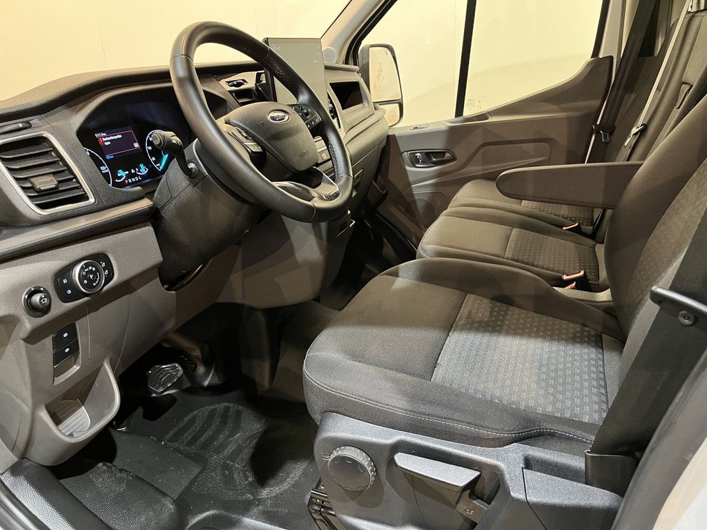 Ford E-Transit 350 L2H2 Trend 68 kWh / 100% Elektrisch !! / Airco / Cruise Control / CarPlay / Camera / Navigatie / 3-Zits / 5.100 KM !!