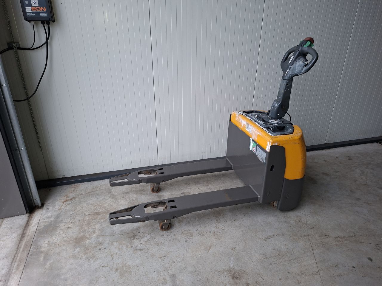 Elektrische palletwagen Jungheinrich EME 114 brede vorken