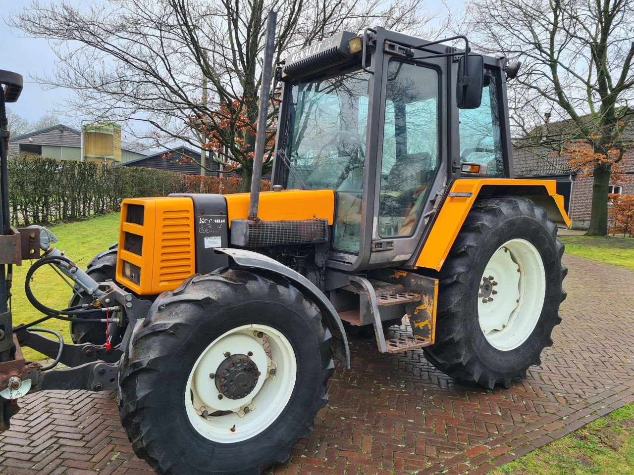 Renault TX 85.14 trekker met fronthef en hefmast.