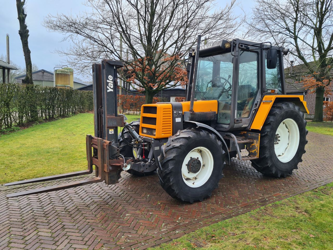 Renault TX 85.14 trekker met fronthef en hefmast.