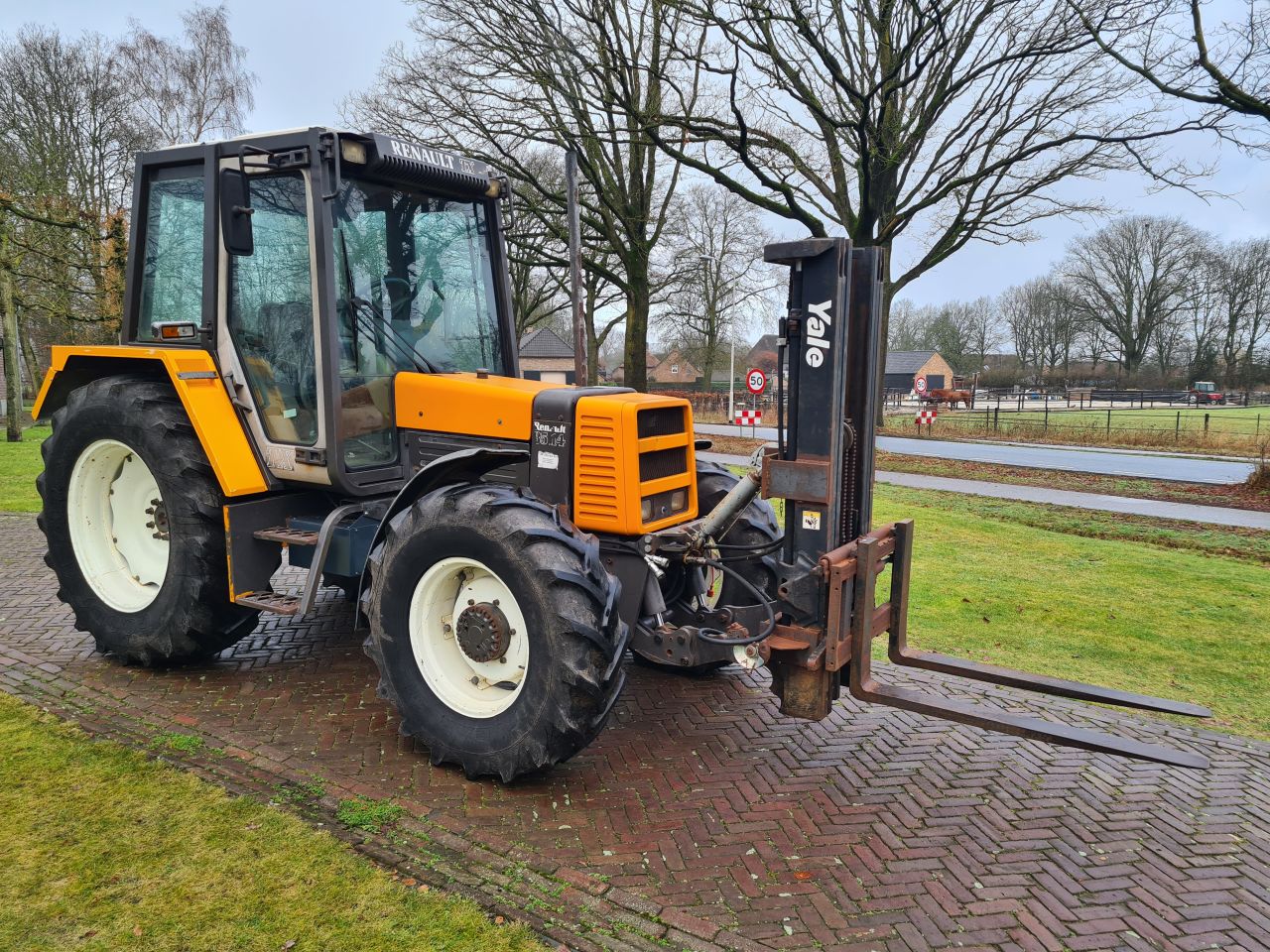Renault TX 85.14 trekker met fronthef en hefmast.