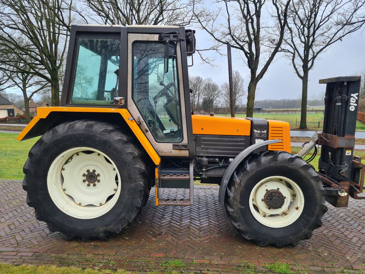 Renault TX 85.14 trekker met fronthef en hefmast.