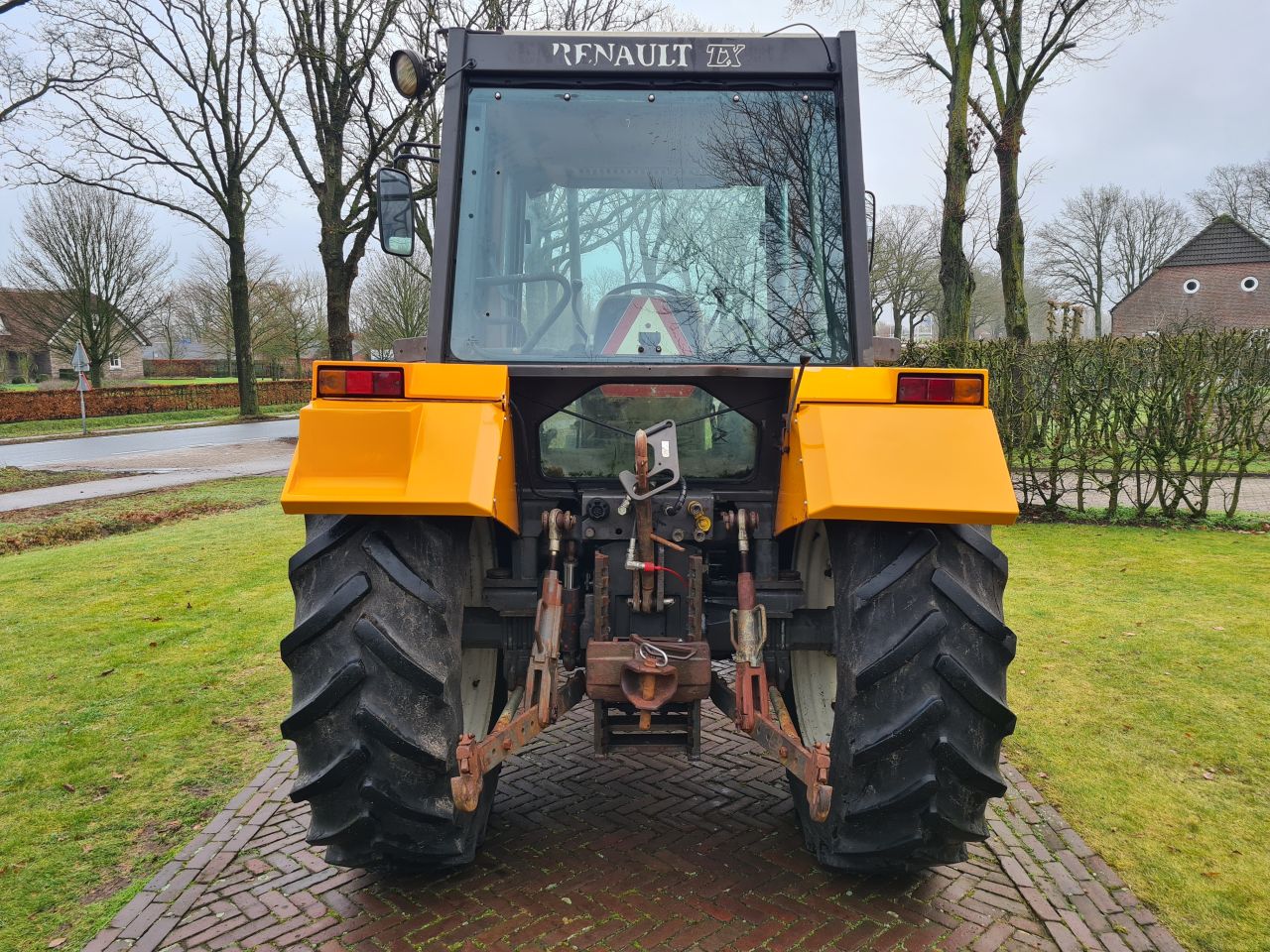 Renault TX 85.14 trekker met fronthef en hefmast.