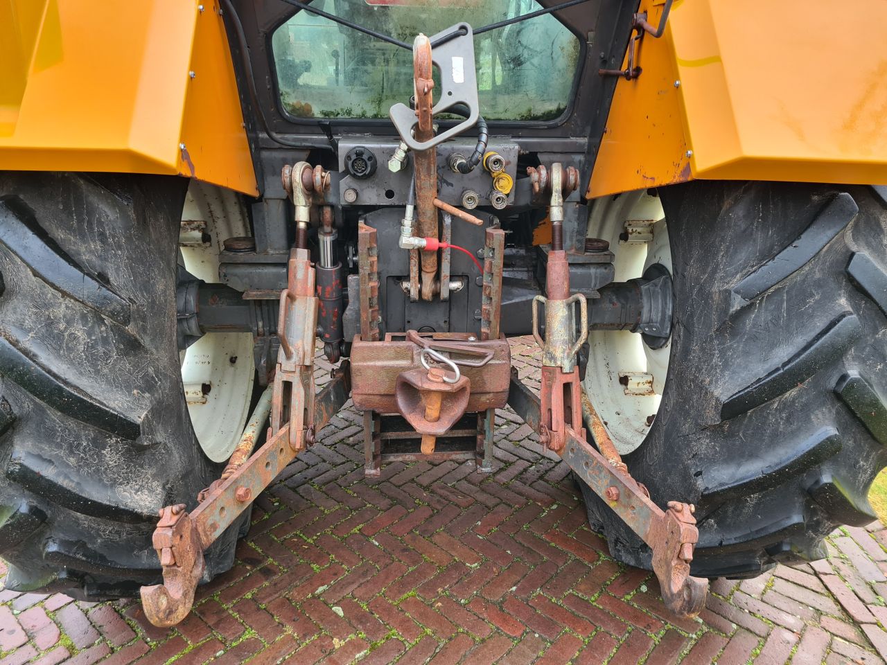 Renault TX 85.14 trekker met fronthef en hefmast.