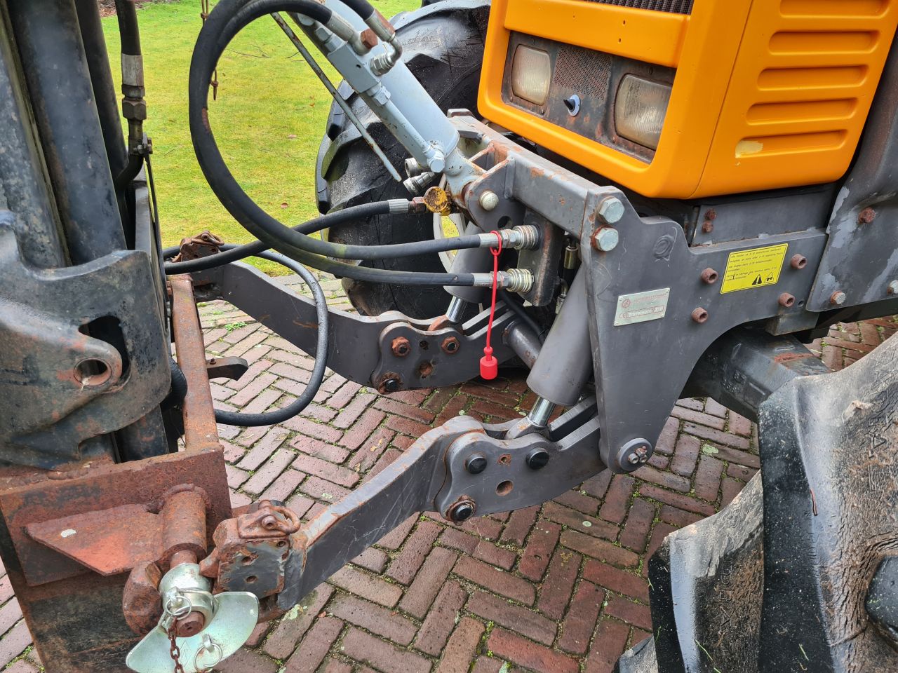 Renault TX 85.14 trekker met fronthef en hefmast.